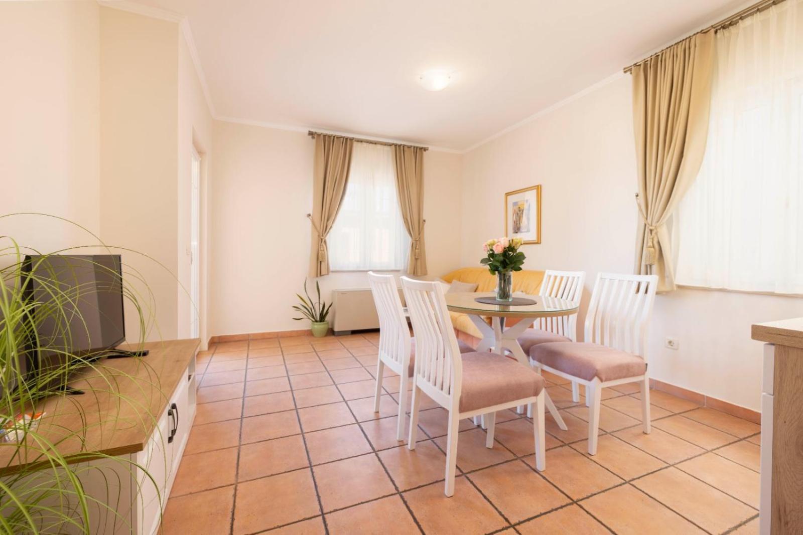 Aparthotel Villa Mozart Podgora Exterior photo