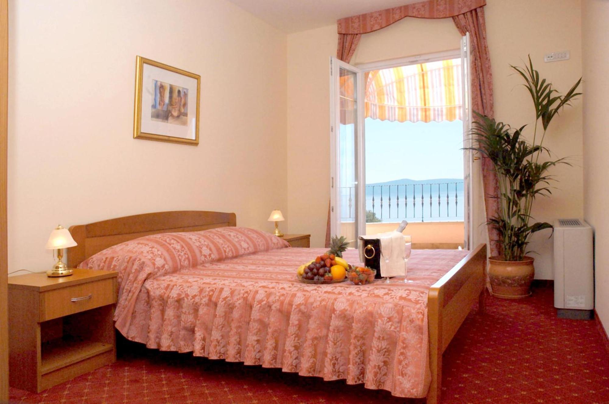 Aparthotel Villa Mozart Podgora Exterior photo